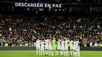 MADRID, 25/02/2024.- Los jugadores del Real Madrid guardan un minuto de silencio en memoria de las víctimas del incendio de Valencia antes del partido de LaLiga que Real Madrid y Sevilla FC disputan este domingo en el estadio Santiago Bernabéu. EFE/Ballesteros
