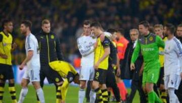 Gareth Bale of Real Madrid consoles Robert Lewandowski of Borussia Dortmund after the second leg match between Borussia Dortmund and Real Madrid