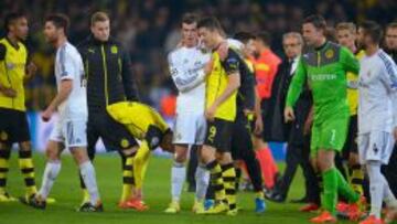 Gareth Bale of Real Madrid consoles Robert Lewandowski of Borussia Dortmund after the second leg match between Borussia Dortmund and Real Madrid