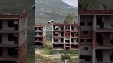 Vídeo: Hombre ruso sobrevive a caída de más de 15 metros en un auto al intentar pasar de un edificio a otro