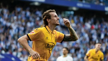 BARCELONA, 25/10/2025.-El defensa del RCDE Espanyol Carlos Romero celebra su gol ante el ELche durante el partido de la jornada 10 de la LaLiga entre el Espanyol y el Elche, este sábado en el RCDE Stadium en barcelona.-EFE/ Toni Albir