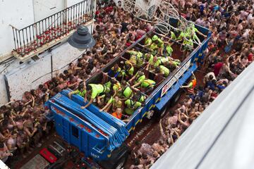 Revellers covered in tomato pulp take part in the annual "Tomatina" festival in the eastern town of Bunol, on August 30, 2017.
The iconic fiesta -- which celebrates its 72nd anniversary and is billed at "the world's biggest food fight" -- has become a major draw for foreigners, in particular from Britain, Japan and the United States. / AFP PHOTO / JAIME REINA