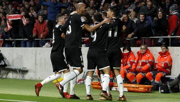 Los sevillistas celebran el 1-2.