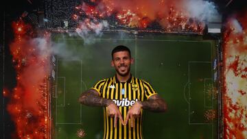 El extremo catalán Carles Pérez posa con la camiseta de su nuevo equipo, el Aris Salónica.