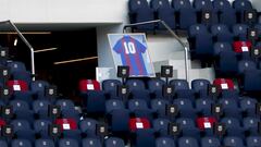 Homenaje a Dieago Armando Maradona en las gradas del Camp Nou. El argentino estuvo dos temporadas en el club blaugrana.