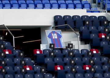 Homenaje a Dieago Armando Maradona en las gradas del Camp Nou. El argentino estuvo dos temporadas en el club blaugrana.