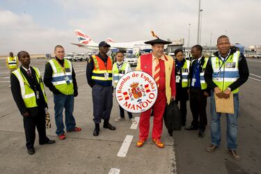 Manolo posa con los operarios del aeropuerto en Sudáfrica en el Mundial de 2010.
 
