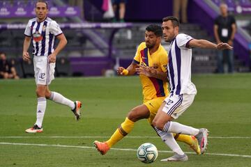 El jugador del Barcelona, Luis Suárez, y el jugador del Valladolid, Kiko Olivas, disputan un balón. 