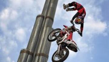 <b>TECHO DEL MUNDO. </b>Josh Sheehan, ante el Burj Khalifa: 828 metros.