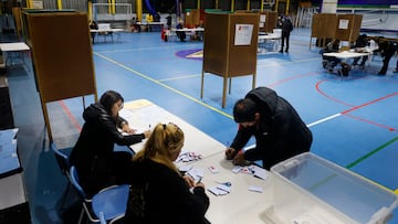 Valparaiso, 9 de junio de 2024
Las mesas comienzan a cerrar y se inicia el conteo de votos en la Escuola Italiana de Valparaiso durante las elecciones primarias 2024.
Raul Zamora/Aton Chile