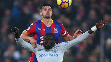 Oumar Nisse simula penalti de Scott Dann.