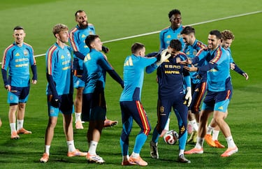 David Raya recibe las 'carantoñas' de sus compañeros.