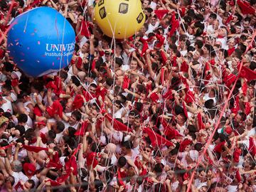 Luis Sabalza, presidente de Osasuna, lanzó el chupinazo de estos San Fermines dando inicio a una de las mayores fiestas del panorama nacional. La Plaza del Ayutamiento de Pamplona se llenó hasta la bandera.