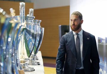 Sergio Ramos observa todos los trofeos que ha conseguido durante sus 16 años como madridista. 