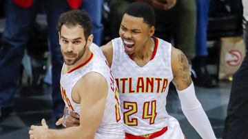 ELX01. ATLANTA (EE.UU.), 24/04/2017.- El español José Calderon (i) de Atlanta Hawks reacciona ante Washington Wizards hoy, lunes 24 de abril de 2017, en un juego de la Conferencia Este la NBA en Philips Arena en Atlanta (EE.UU.). EFE/ERIK S. LESSER