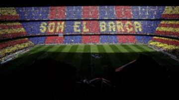 Los aficionados del FC Barcelona forman un mosaico antes del partido.