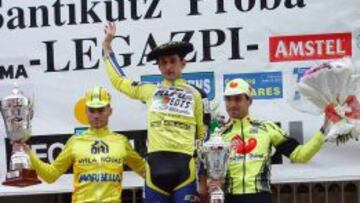 Ion del Rio (Alfus Tedes), en el podio como vencedor del Gran Premio de Legazpi, escoltado por Javier Ramírez Abeja (Ávila Rojas) y Juanjo Cobo (Saunier Duval).