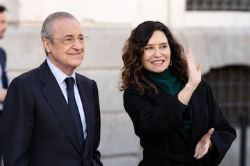 La presidenta de la Comunidad de Madrid, Isabel Díaz Ayuso, saluda al público junto al presidente del Real Madrid, Florentino Pérez.