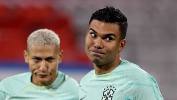Soccer Football - FIFA World Cup Qatar 2022 - Brazil Training - Al Arabi SC Stadium, Doha, Qatar - December 1, 2022 Brazil's Casemiro and Richarlison during training REUTERS/Amanda Perobelli