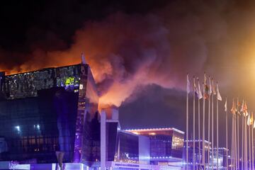 El Crocus City Hall, a las afueras de Moscú, en llamas tras el atentado perpetrado por un grupo de personas vestidas camuflaje y armas de asalto.