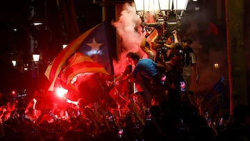 ***Corrección localización*** BARCELONA, 15/05/2025.- Aficionados del FC Barcelona celebran en la fuente de Canaletas el título de Liga conseguido por el equipo blaugrana tras derrotar al RCD Espanyol en el encuentro que han disputado este jueves en el RCDE Stadium, en Cornellá de Llobregat, Barcelona. EFE/Quique García.