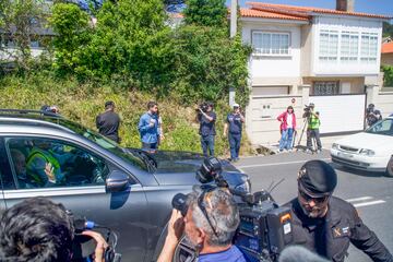 El Rey emérito Juan Carlos I saluda a su llegada en coche a la localidad de Sanxenxo. 