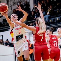 España gana también sufriendo