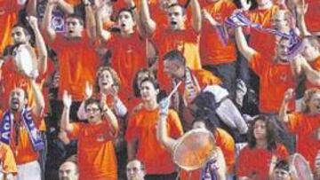 <b>MANOS ARRIBA. </b>La afición no entiende por qué el equipo no opta a la invitación para la Copa.