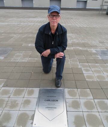 El hijo de Henry Carlsson posa junto a la placa de su padre en el Wanda Metropolitano.