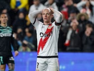 MADRID, 15/12/2025.- El centrocampista del Rayo Isi Palazón, durante el partido de LaLiga de fútbol que Rayo Vallecano y Real Betis disputan este lunes en el estadio de Vallecas, en Madrid. EFE/Juanjo Martín