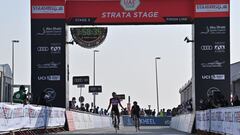 Tadej Pogacar celebra su victoria en la cima de Jebel Hafeet en la tercera etapa del UAE Tour 2021.