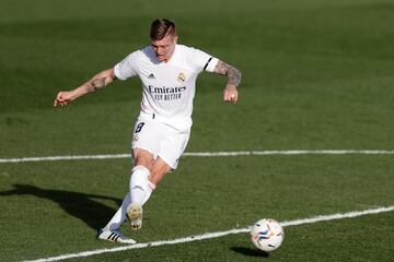 ??KROOS ANOTA EL SEGUNDO!! ?Recibi¨® un pase atr¨¢s de Lucas V¨¢zquez en la frontal del ¨¢rea y le peg¨® de primeras ajustando el bal¨®n al palo lejos del alcance de Jaume!