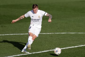 ¡¡KROOS ANOTA EL SEGUNDO!! ¡Recibió un pase atrás de Lucas Vázquez en la frontal del área y le pegó de primeras ajustando el balón al palo lejos del alcance de Jaume!