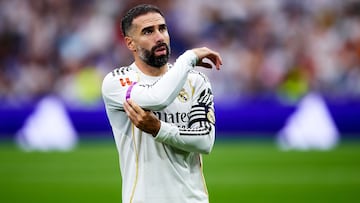 Carvajal, con el brazalete del Real Madrid, antes de un partido.