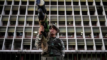 A member of the Bolivarian Militia holds a weapon during a rally amid rising tensions with the United States, in Caracas, Venezuela, October 30, 2025. REUTERS/Gaby Oraa