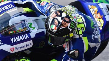 Rossi con un casco en el que sale &#039;Uccio&#039; y el propio Valentino.