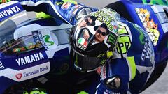 Rossi con un casco en el que sale &#039;Uccio&#039; y el propio Valentino.