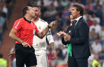 Julen Lopetegui y el árbitro Mateu Lahoz.