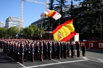 España celebra este miércoles, 12 de octubre, los actos conmemorativos del Día de la Fiesta Nacional. Más de 4.000 militares, 97 vehículos, 37 motos, 26 helicópteros y 58 aviones participarán en el desfile. 
