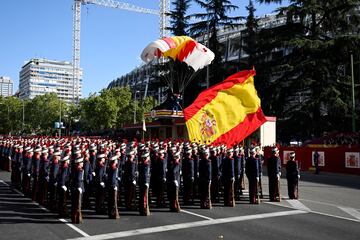 Espa?a celebra este mi¨¦rcoles, 12 de octubre, los actos conmemorativos del D¨ªa de la Fiesta Nacional. M¨¢s de 4.000 militares, 97 veh¨ªculos, 37 motos, 26 helic¨®pteros y 58 aviones participar¨¢n en el desfile.