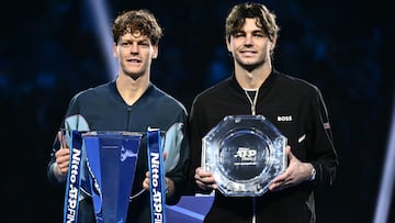Jannik Sinner y Taylor Fritz posan con sus trofeos en las ATP Finals.