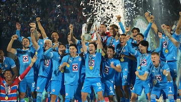 Afición de Cruz Azul abarrota el Ángel para festejar la séptima de la Concacaf