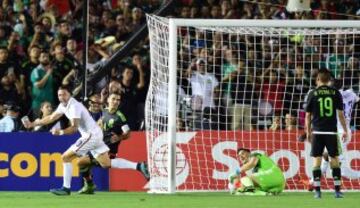 Cameron inicia el festejo del gol del empate. 