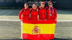 Ana Salas posa con sus compa&ntilde;eras tras ser subcampeonas del mundo por equipos con Espa&ntilde;a en los ITF Seniors World Individual Championships de Miami.