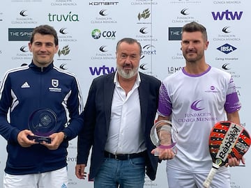 Iker Casillas y Quini, que quedaron campeones de la final B posan con el doctor Ángel Martín, artífice del evento.