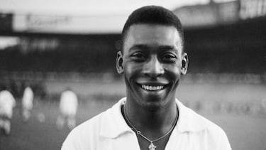 (FILES) In this file photo taken on June 13, 1961 Brazilian striker Pel�, wearing his Santos jersey, smiles before playing a friendly soccer match with his club against the French club of "Racing", in Colombes, in the suburbs of Paris. - Brazilian football icon Pele, widely regarded as the greatest player of all time and a three-time World Cup winner who masterminded the 'beautiful game', died on December 29, 2022 at the age of 82, after battling kidney problems and colon cancer. (Photo by AFP)