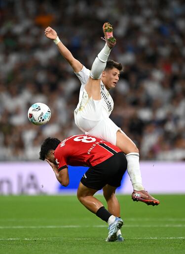 Choque entre Manu Morlanes y Arda Güler.