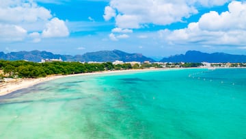 Tiene una extensión de 3,5 kilómetros de agua cristalina. Es una visita obligatoria para todos aquellos que quieran hacer una escapada a Mallorca. En ella se pueden realizar cantidad de deportes acuáticos.