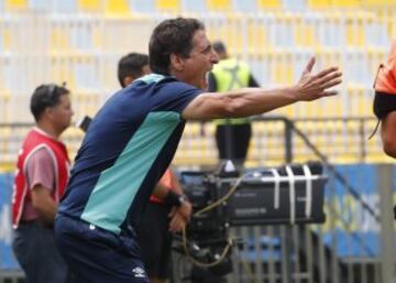 Futbol, Everton vs Universidad Catolica. 
Segunda fecha, campeonato de Clausura 2016/17.
El entrenador de Universidad Catolica Mario Salas da instrucciones a sus jugadores durante el partido de primera division disputado en el estadio Sausalito de ViÃ±a del Mar, Chile.
12/02/2017
Martin Thomas/Photosport
*************

Football, Everton vs Universidad Catolica.   Second date, Closure Championship 2016/17.
Universidad Catolica's manager Mario Salas instructs his players during the first division football match held at the Sausalito stadium in ViÃ±a del Mar, Chile.
12/02/2017.
Martin Thomas/Photosport