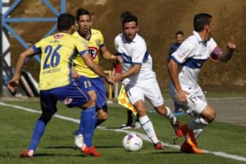 Fernando Cordero intenta habilitar a Mark González en un ataque cruzado.